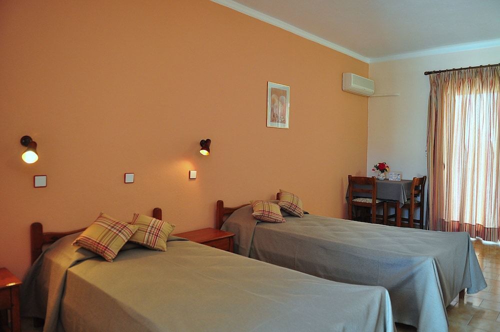 Sandy's Studios Apartments & Log Villas 2