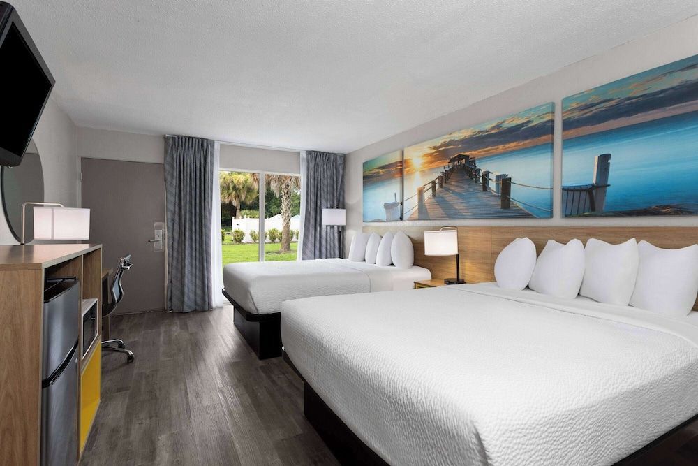Days Inn by Wyndham Wildwood I-75 1