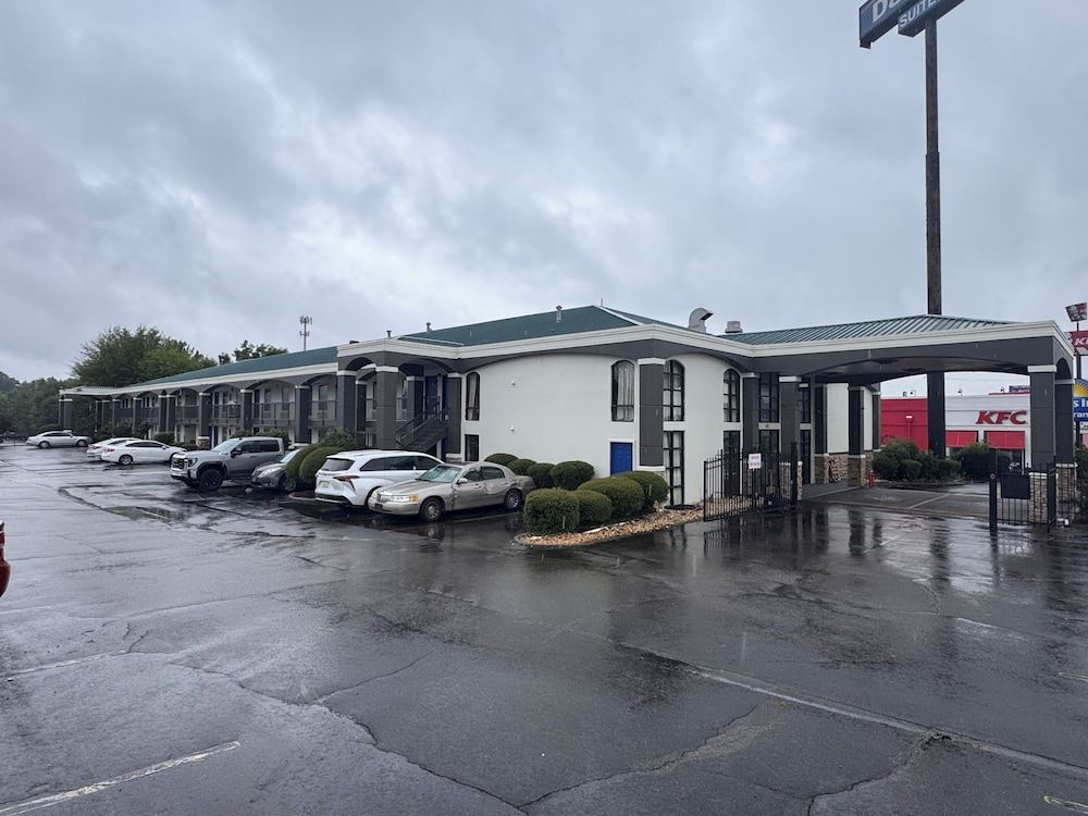 Days Inn & Suites by Wyndham Tuscaloosa - Univ. of Alabama 1
