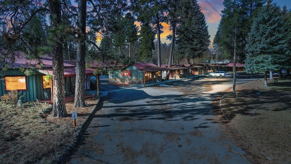Cedar Village Motel 1
