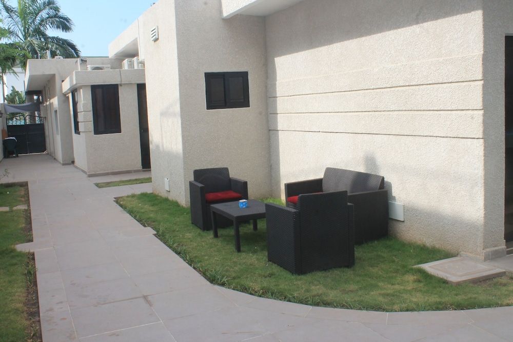 Four Season GUESTHOUSE 1