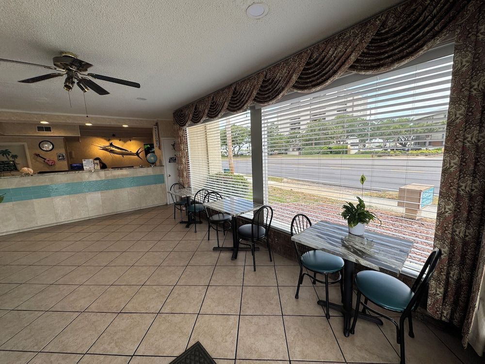 Hole Inn the Wall Hotel - Fort Walton Beach - Sunset Plaza - nearby Beaches & Hurlburt 2