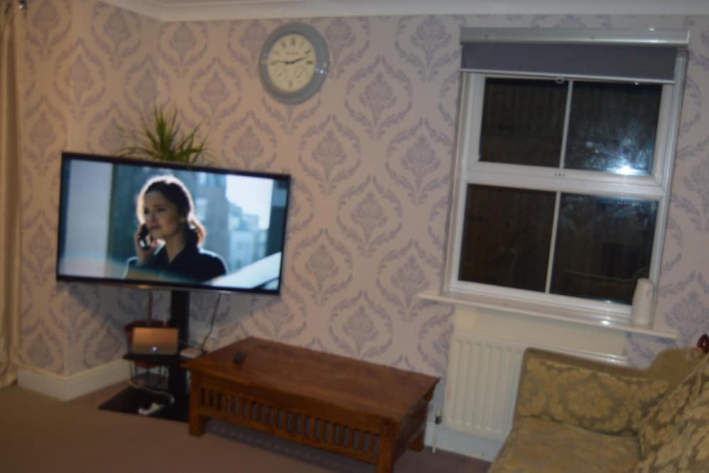 2-Bed Apartment Sleeps 4 with Wi-Fi 2