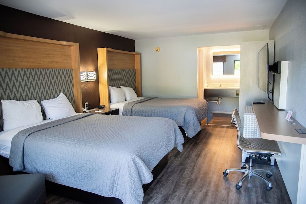 Columbus Inn and Suites 1
