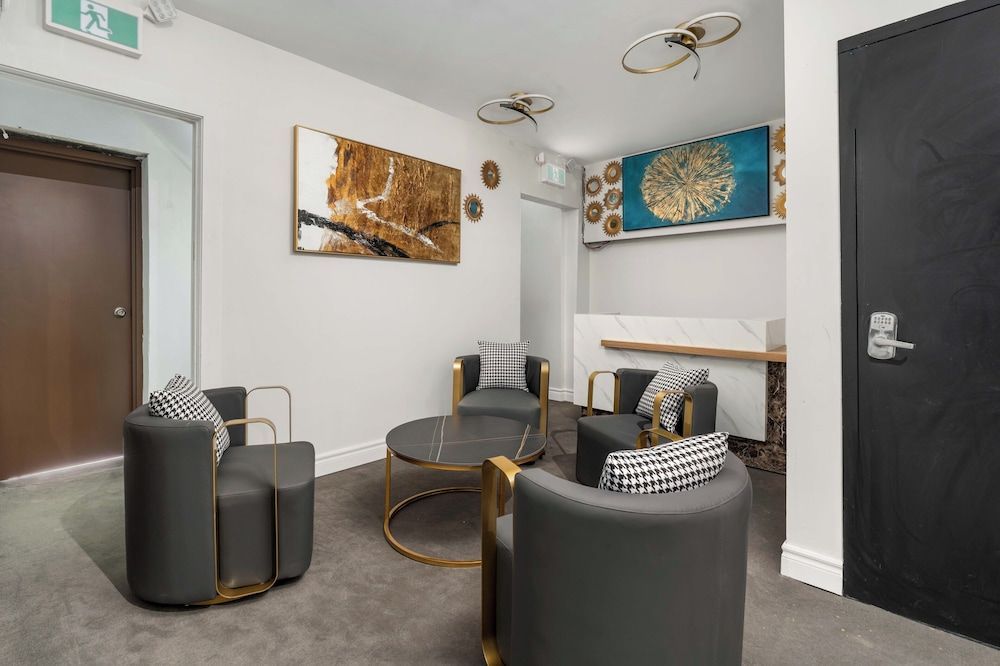Plush Hotel Downtown Toronto 1