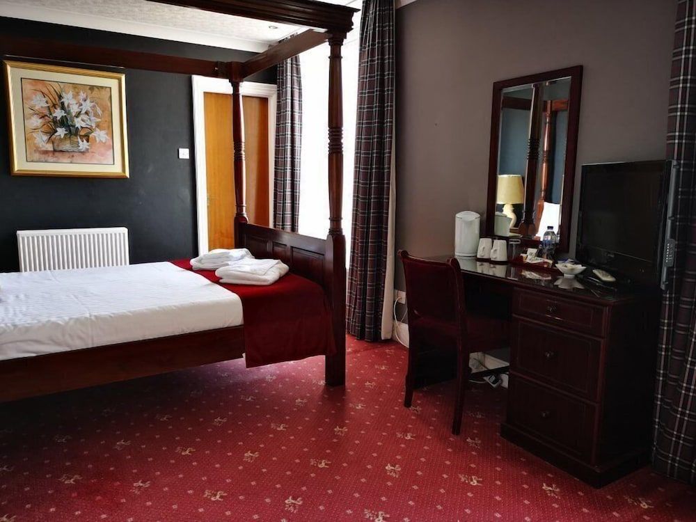 Caledonian Hotel 1