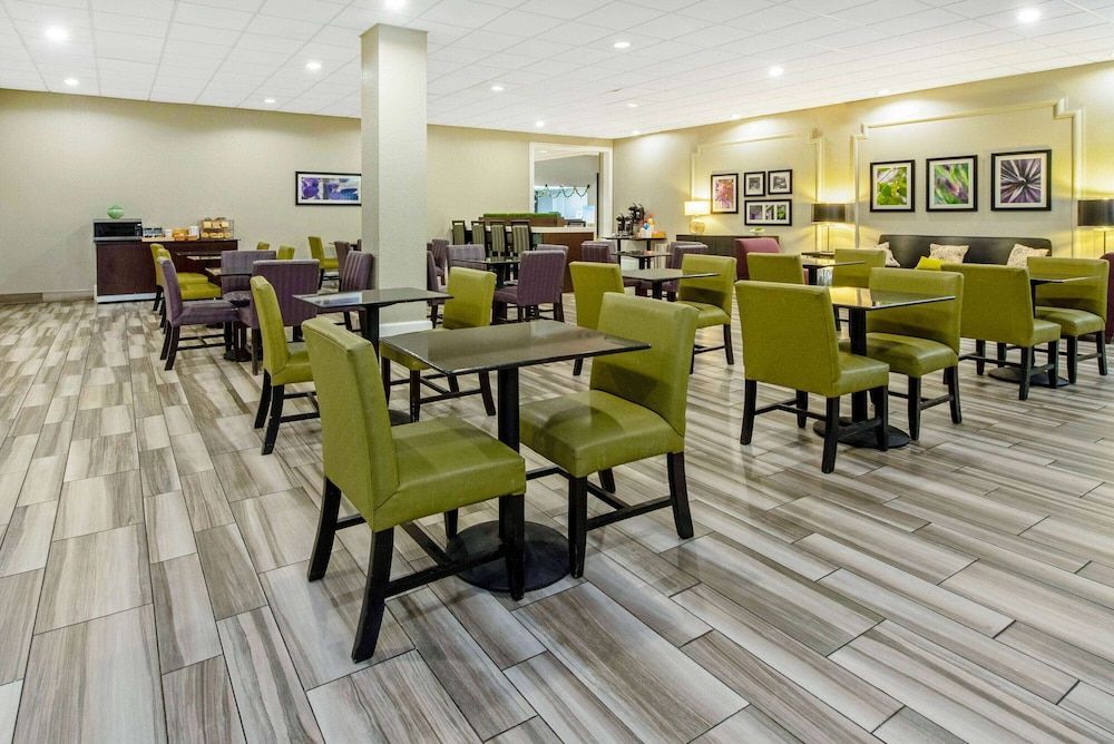 La Quinta Inn & Suites by Wyndham New Orleans Airport 2