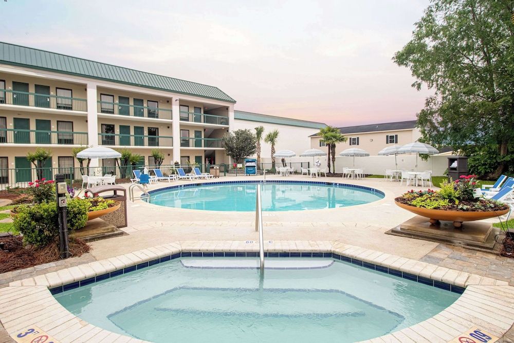 Econo Lodge Inn & Suites Foley-North Gulf Shores 1