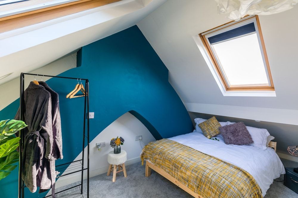 Hollywood House - Sleeps 10 Guests 2