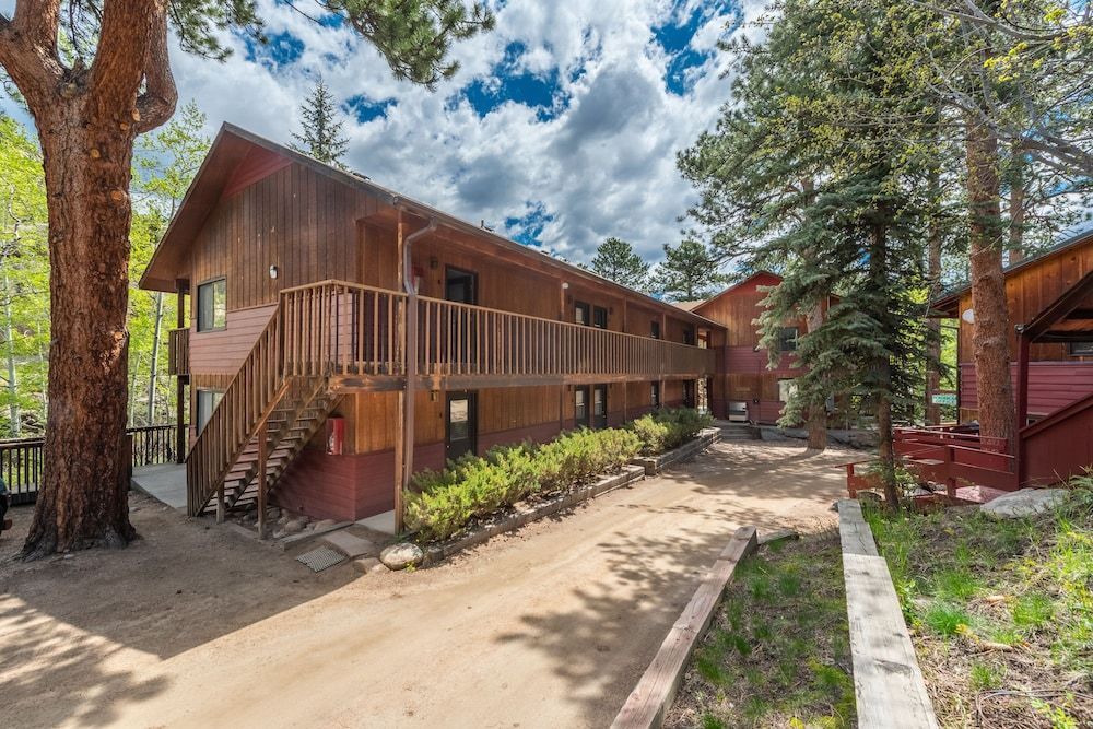 Ponderosa Lodge 2
