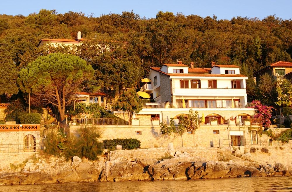 Villa on the beach with a splendid garden 1