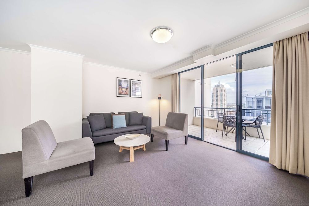 Oaks Sydney Castlereagh Suites 1