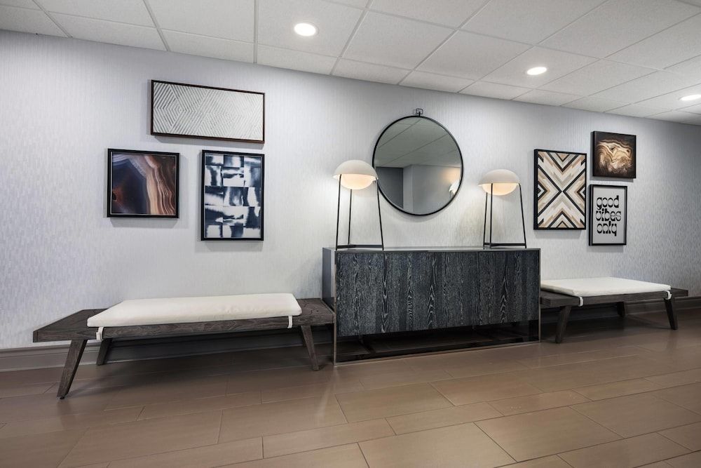 La Quinta Inn & Suites by Wyndham Downtown Asheville 2