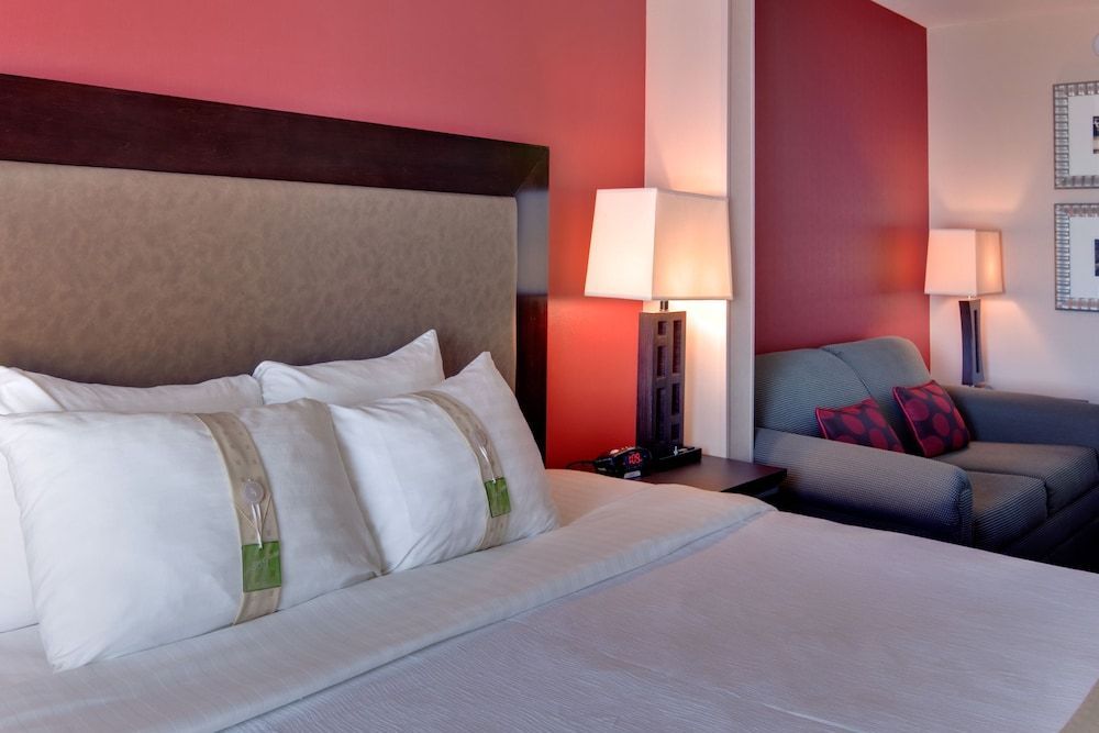 Holiday Inn & Suites BAKERSFIELD by IHG 2
