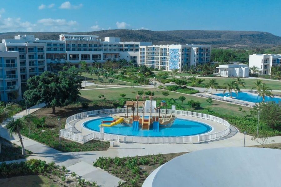 Gran Muthu Almirante Beach 1