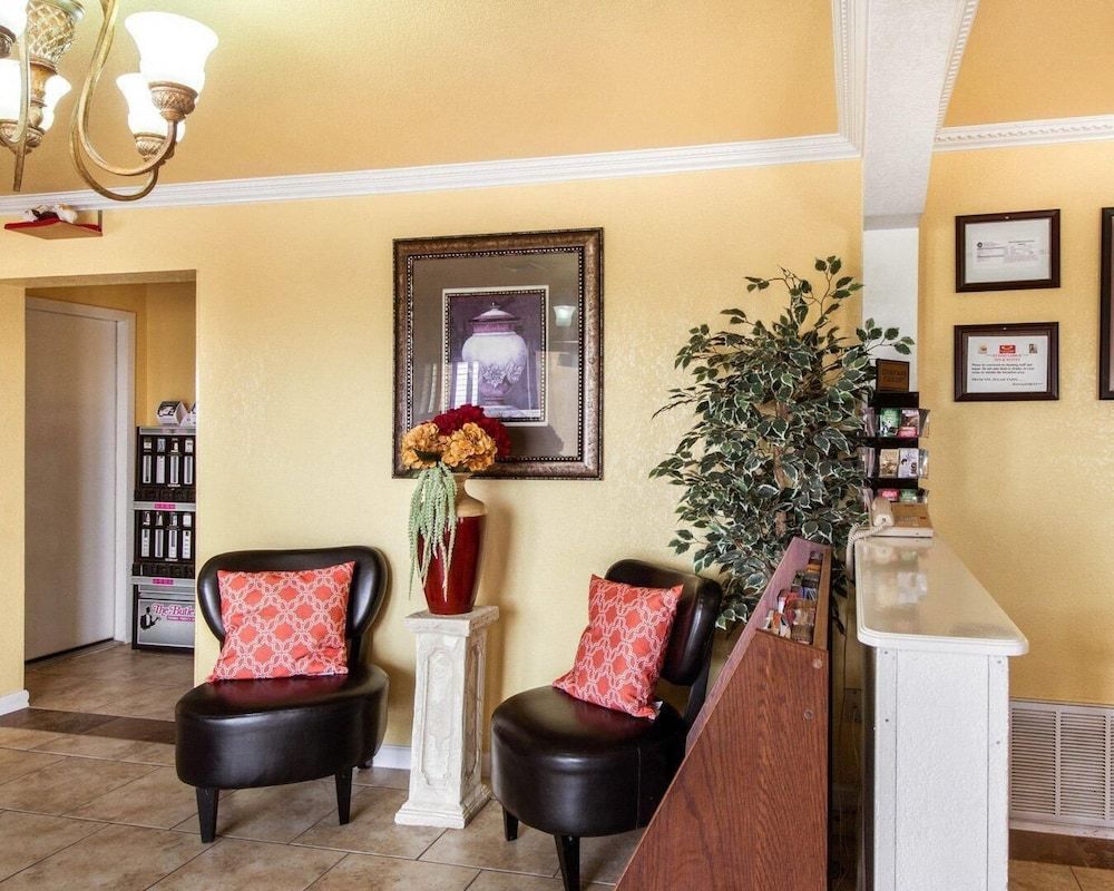 Econo Lodge Inn & Suites San Antonio near Frost Bank Center 2