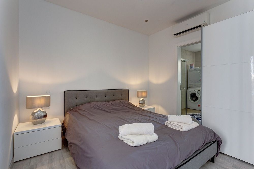 Idyllic Apartment Just off the Promenade 2