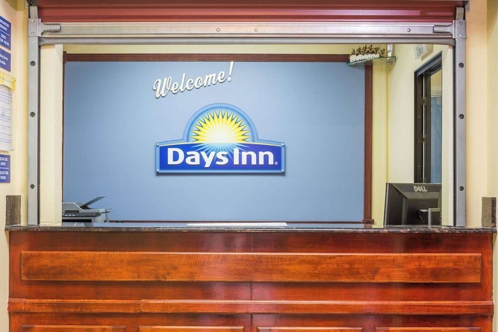 Days Inn by Wyndham Rayne/Crowley 2
