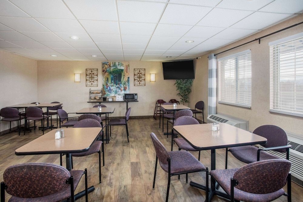 Travelodge by Wyndham Colorado Springs Airport - Peterson SFB 1