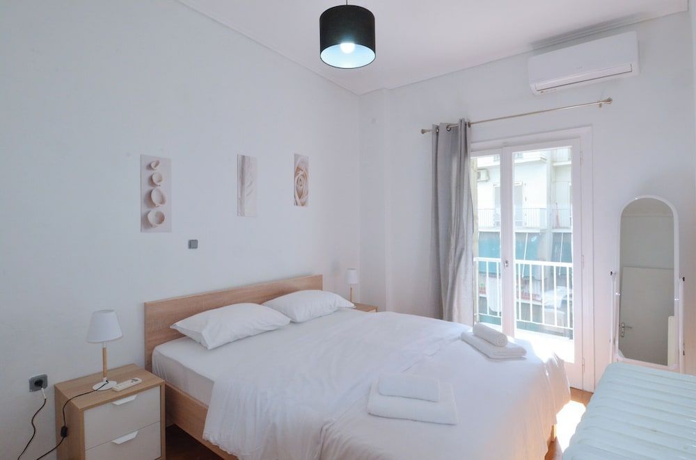 A cozy minimal apartment at Koukaki 1