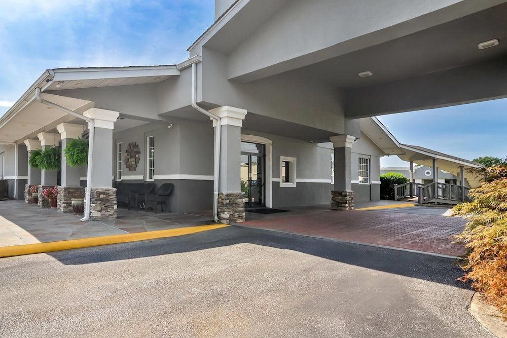 Quality Inn & Suites Greenville - Haywood Mall 1