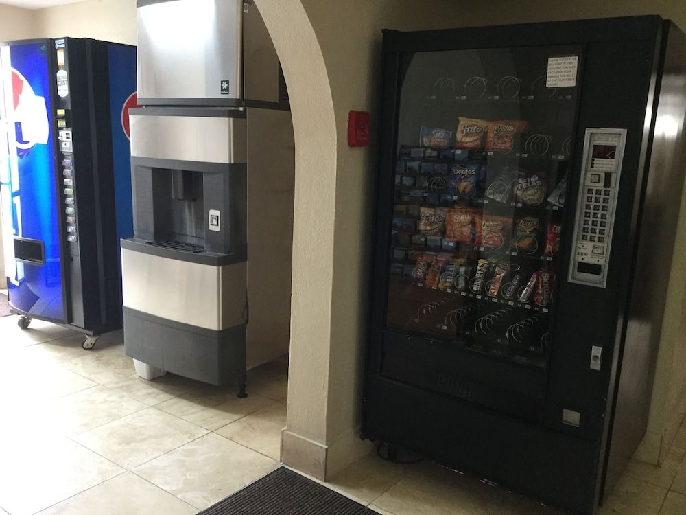 Super 8 by Wyndham Indianapolis Emerson 2