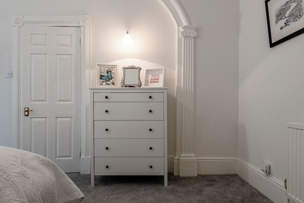 Garden Flat Apartment in Grosvenor Place 2