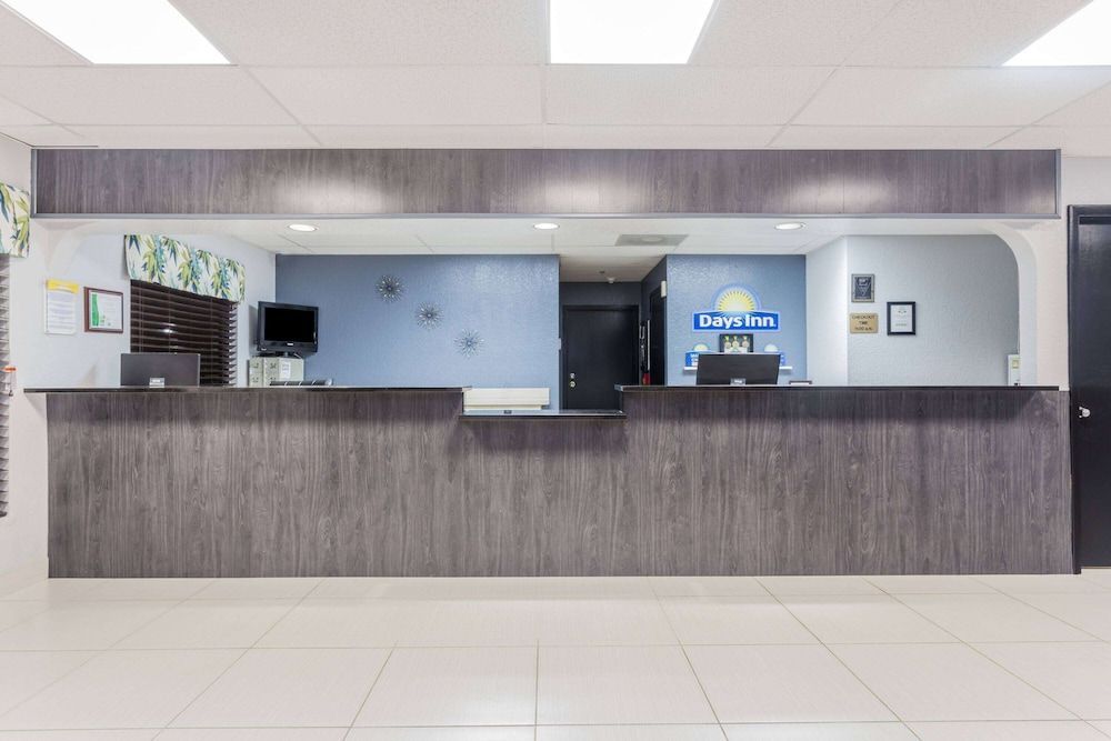 Days Inn by Wyndham Sarasota I-75 2