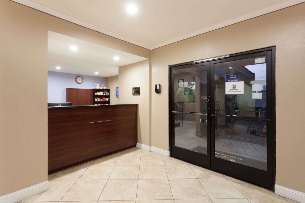 Super 8 by Wyndham El Cajon San Diego 2
