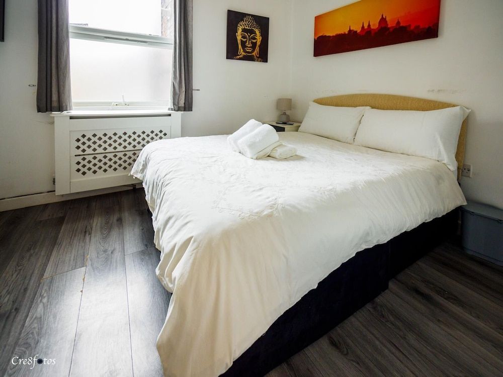 Ensuite1 Woodhouse private bath 2kitchen 2