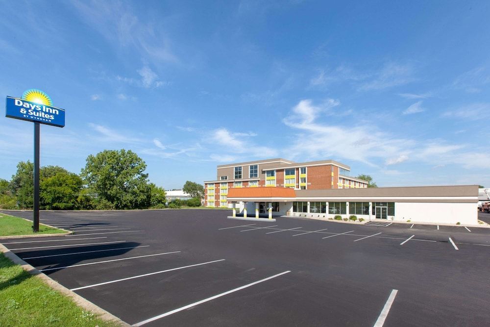 Days Inn & Suites by Wyndham Grand Rapids Near Downtown 1