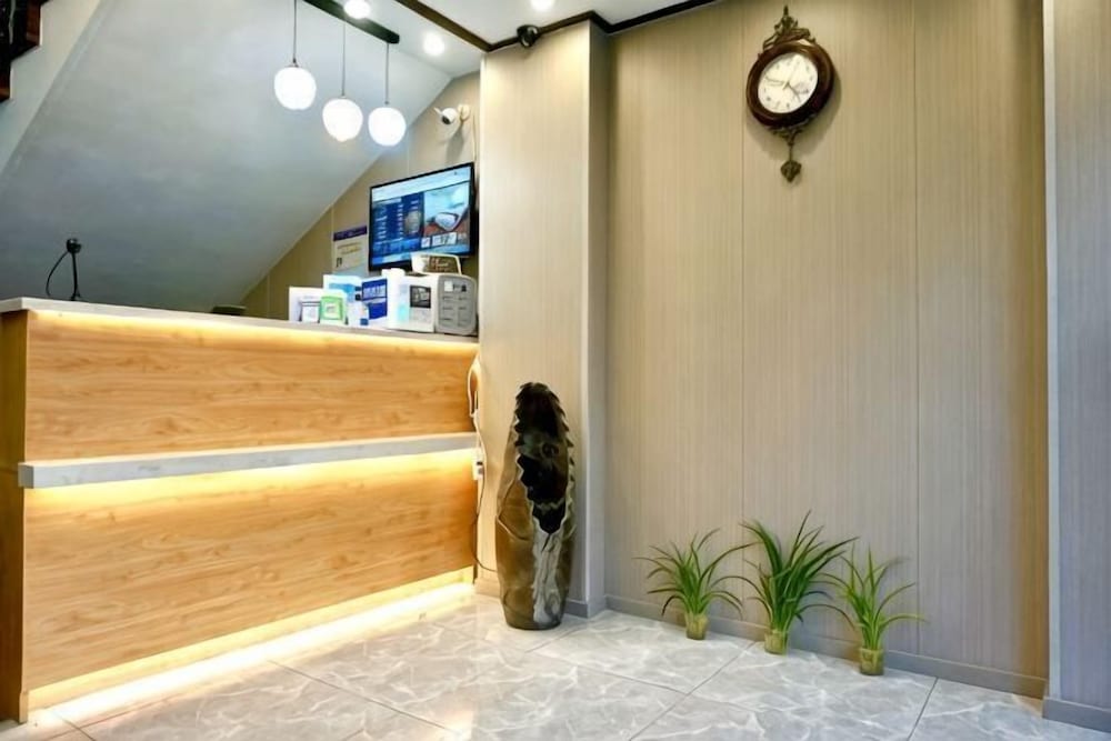 Yunhai Electric Sports Hotel (Yan'an West Road Subway Station) 2