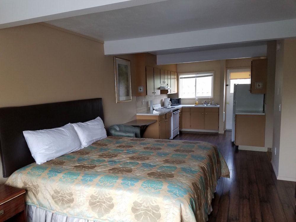 Townhouse Inn & Suites 2