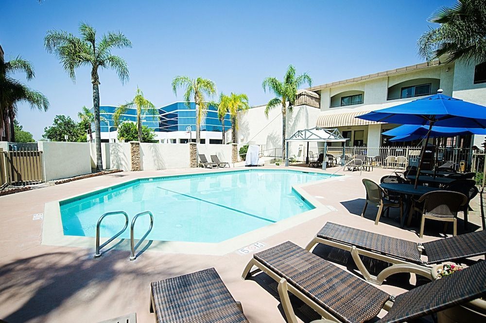 Hotel d’Lins Ontario Airport 1