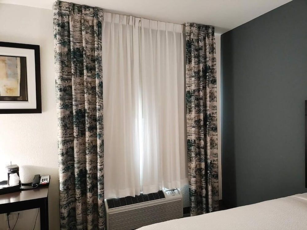 The Grove Inn and Suites 1