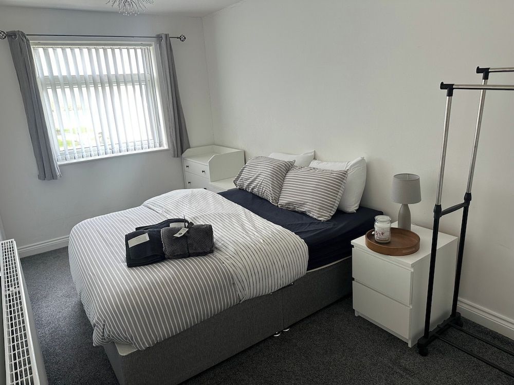 Housesleeps6-freeparking-wifi-contractors-garden 1