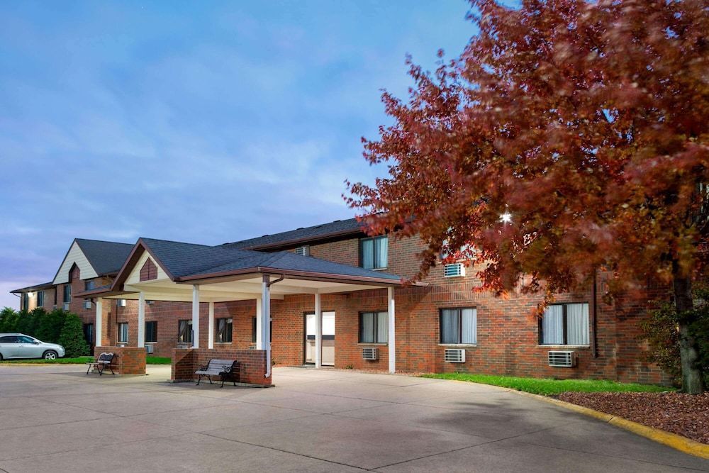 Howard Johnson by Wyndham Waterloo/Cedar Falls 1