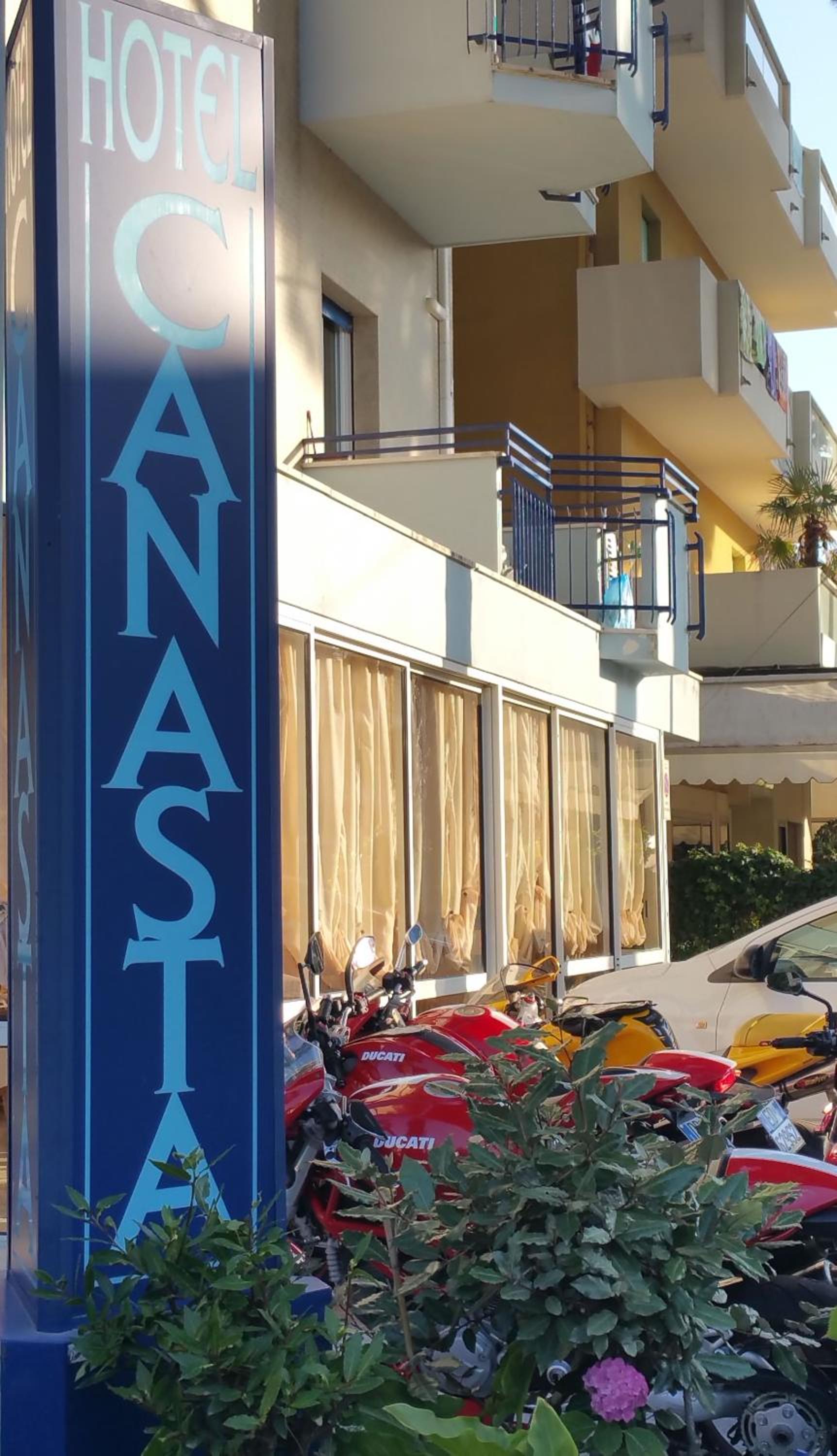 Hotel Canasta 1