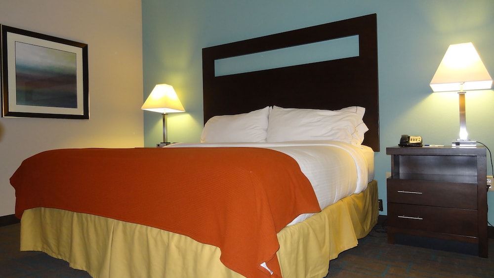 Holiday Inn Express KANSAS CITY - BONNER SPRINGS by IHG 2