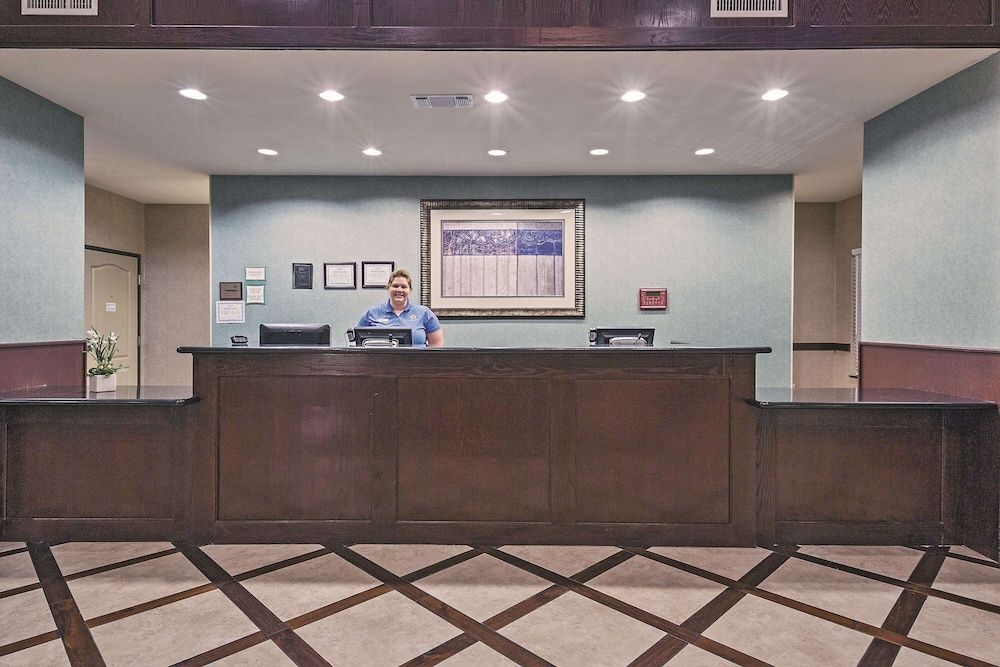 La Quinta Inn & Suites by Wyndham DFW Airport West - Euless 2
