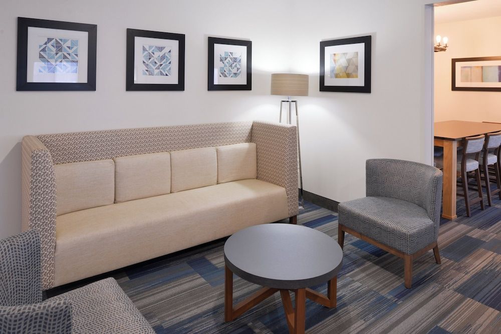 Holiday Inn Express & Suites SIOUX FALLS AT EMPIRE MALL by IHG 2