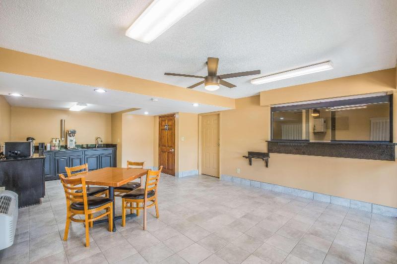 Rodeway Inn & Suites 2