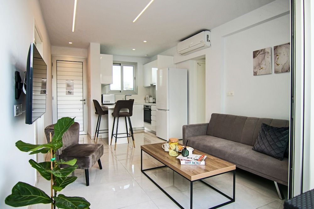 Phaedrus Living: Seaside Executive Flat Harbour 204 1