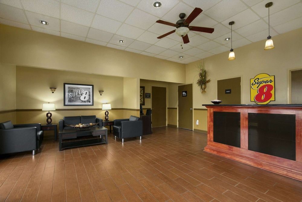 Super 8 by Wyndham Tupelo Airport 2
