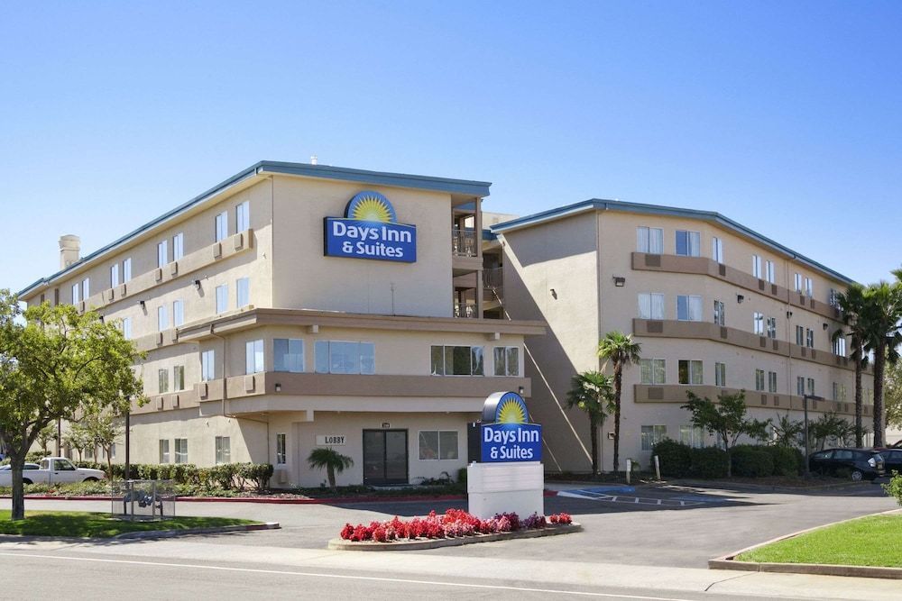 Days Inn & Suites by Wyndham Rancho Cordova 1