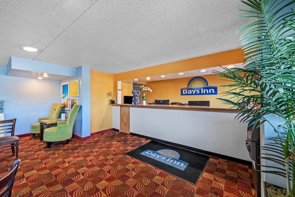 Days Inn by Wyndham Independence 2