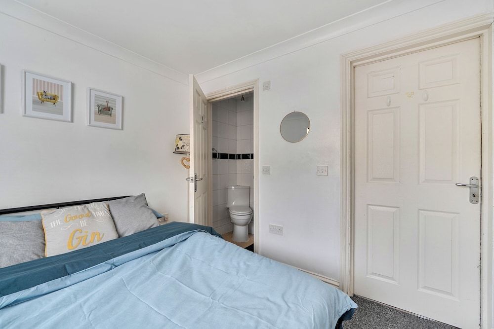 3 Bed - Sleeps 6 - Parking - Central Canterbury 1