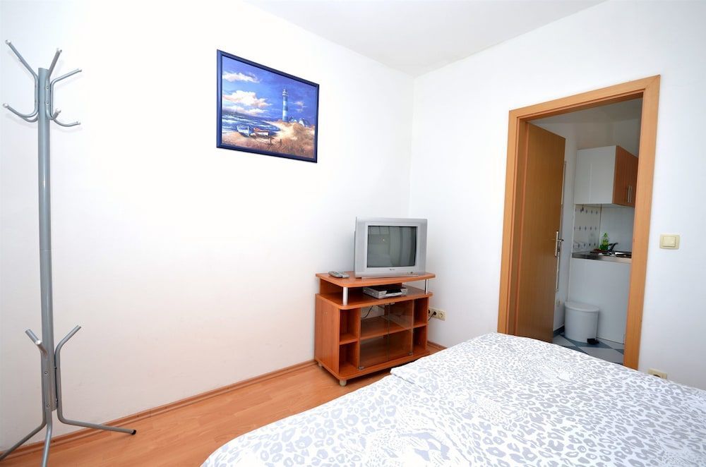 Apartments and Rooms Mare 2