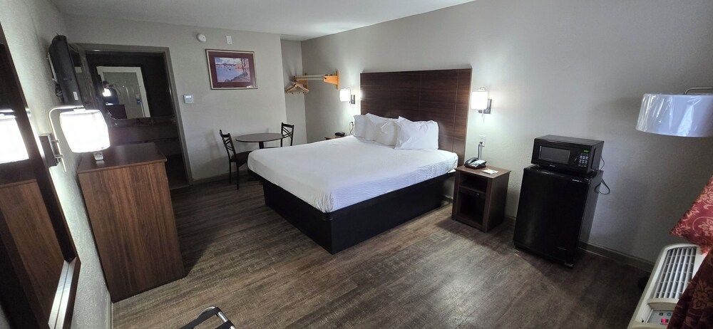 Days Inn by Wyndham Clinton 2