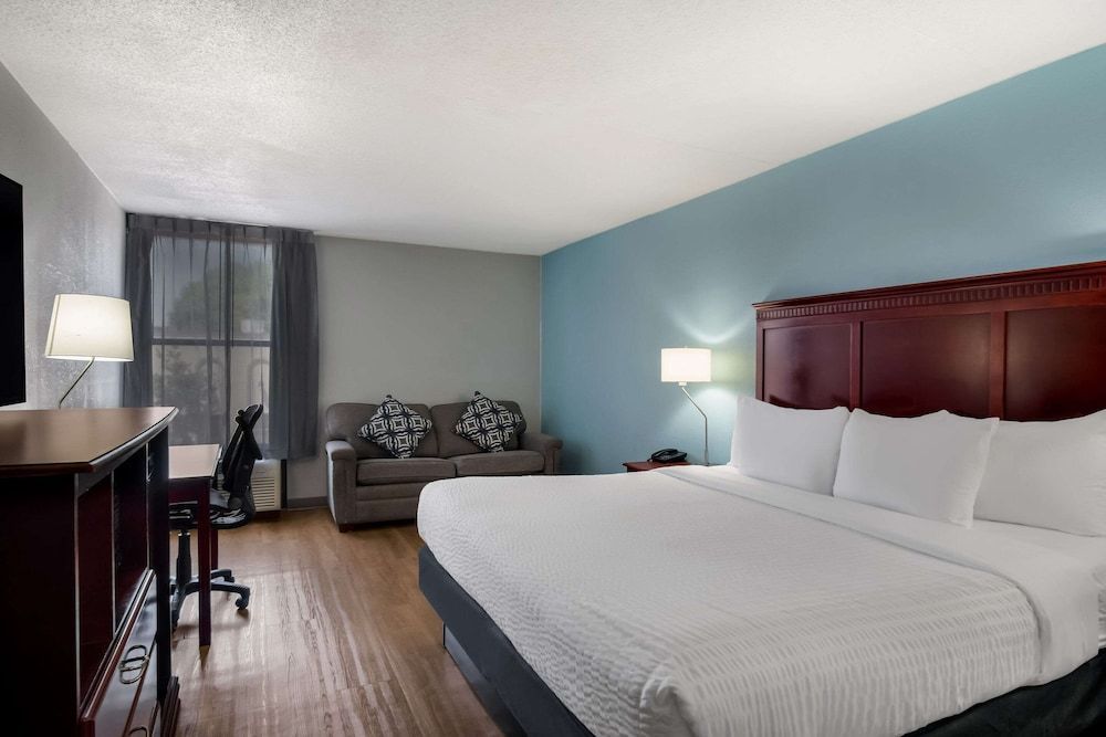 Clarion Inn & Suites Grand Rapids Airport 1